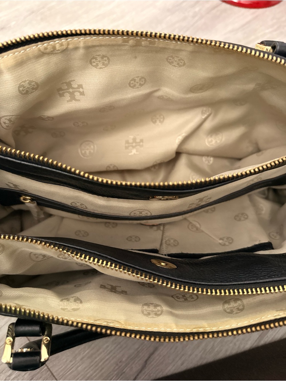 Tory Burch Black Leather Amanda bag with Gold-Tone Logo Hardware - Picture 7 of 10